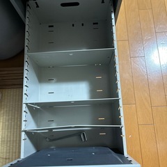 書類収納用のキャビネットの画像