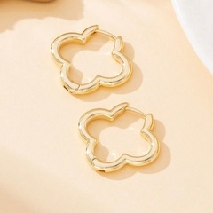 P3**《ゴールド》**クローバー♧フープピアス/flower goldの画像