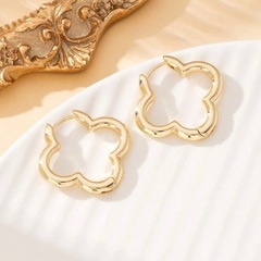 P3**《ゴールド》**クローバー♧フープピアス/flower goldの画像