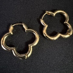 P3**《ゴールド》**クローバー♧フープピアス/flower goldの画像