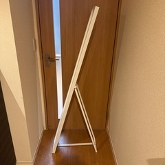 木製スタンドミラーの画像