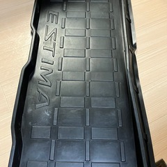 トヨタ・エスティマ用の純正ラゲッジトレイ（トランクマットの画像