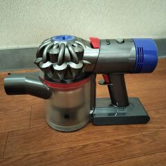 dyson ダイソンV8 Fluffy＋ サイクロン掃除機 スタンド一式の画像