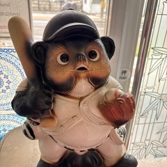 野球の格好をしている可愛いたぬき　セトモノの画像