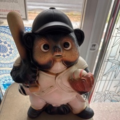 野球の格好をしている可愛いたぬき　セトモノの画像