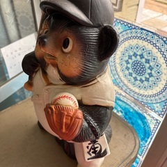 野球の格好をしている可愛いたぬき　セトモノの画像