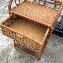 籐でできたラック　無料！の画像