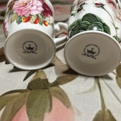 花柄陶器製マグカップ2個セット（バラ柄　赤と白）の画像