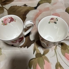 花柄陶器製マグカップ2個セット（バラ柄　赤と白）の画像