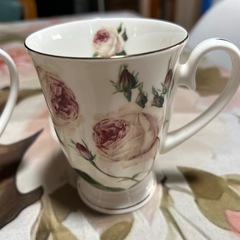 花柄陶器製マグカップ2個セット（バラ柄　赤と白）の画像