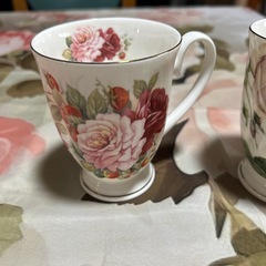 花柄陶器製マグカップ2個セット（バラ柄　赤と白）の画像