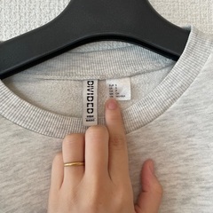 H&M（エイチアンドエム）ショート丈トレーナートップスの画像
