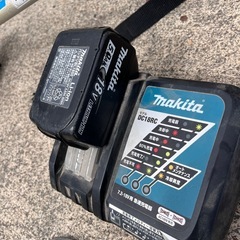 マキタ　草刈り機　MUR189D ナイロンコードに変更済み　バッテリー1個(18v5ah)、充電器付きの画像