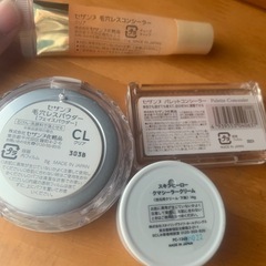 セザンヌフェイスパウダー、コンシーラー、メイクブラシセット、アイシャドウ、シャンプーや洗顔の試供品
の画像