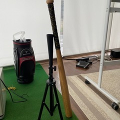 木製バットとティーバッティングの台の画像