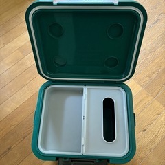 アウトドア　クーラーボックスの画像