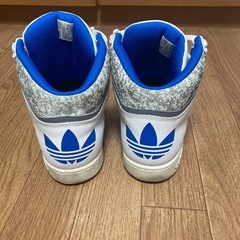 adidas ハイカットスニーカーの画像