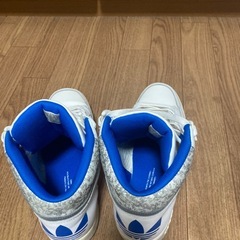 adidas ハイカットスニーカーの画像