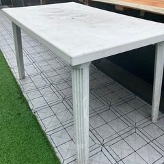 屋外テーブルの画像