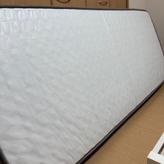 クイーンサイズ　ベッドの画像