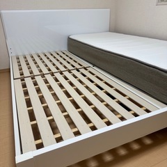 クイーンサイズ　ベッドの画像