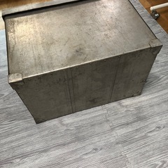 昔の金属製の箱の画像