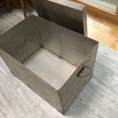 昔の金属製の箱の画像