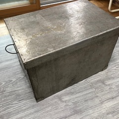 昔の金属製の箱の画像
