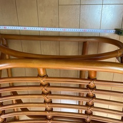 背もたれ付き低い椅子の画像