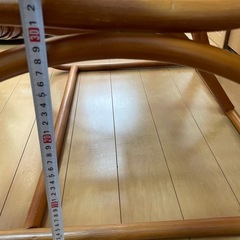背もたれ付き低い椅子の画像