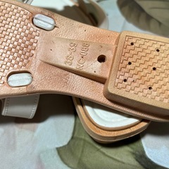 リボン付きベージュフラットサンダルの画像