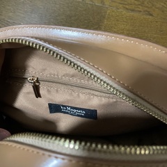 茶色のバッグの画像