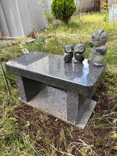 石のベンチです