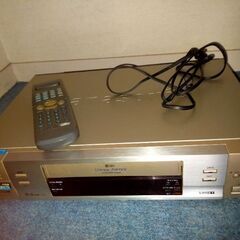 大量のビデオテープ VHS S-VHSとビデオデッキの画像