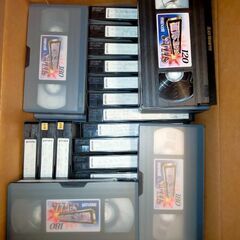 大量のビデオテープ VHS S-VHSとビデオデッキの画像