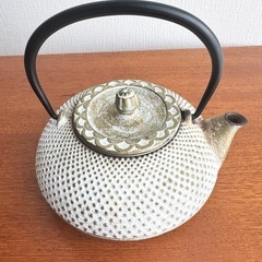 OITOMI 及富  南部鉄器 令和あられ急須　鍋敷セット　0.5Lの画像