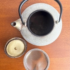 OITOMI 及富  南部鉄器 令和あられ急須　鍋敷セット　0.5Lの画像