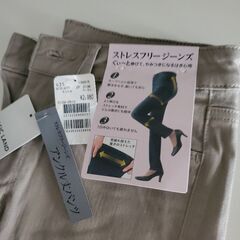 ベジュ チノパンの画像