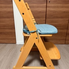 木製キッズチェア 青色クッション付きの画像