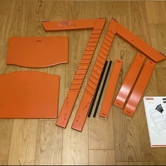 ストッケ オレンジ色　Tripp Trapp（トリップトラップ）ベビーチェアの画像
