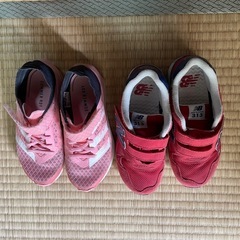 ニューバランス・adidas ガールズ　スニーカー２足セットの画像