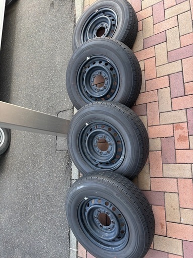 【取引中】ハイエース純正タイヤ　2万㌔走行
