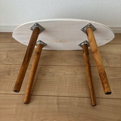 サーフボード型テーブルの画像