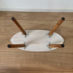 サーフボード型テーブルの画像