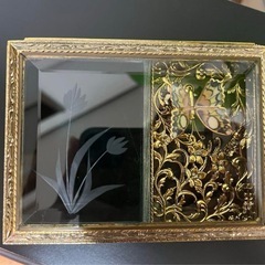 装飾的な金属製ジュエリーボックスの画像
