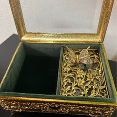 装飾的な金属製ジュエリーボックスの画像