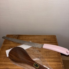 パン切りナイフとしゃもじの画像