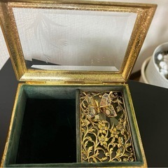 装飾的な金属製ジュエリーボックスの画像