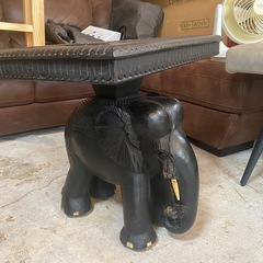 象の形の木製テーブルの画像