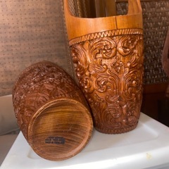 手彫りチーク材ハンドル付き花瓶の画像